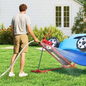 Lifting device for garden tractors